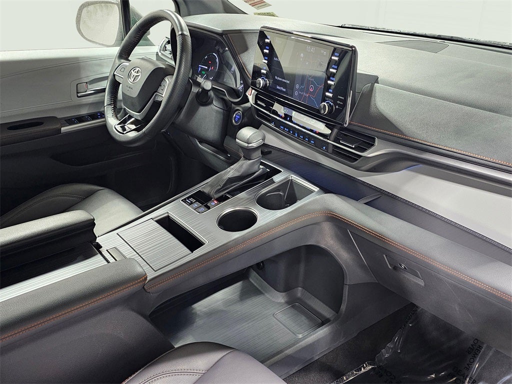 2022 Toyota Sienna LE 8 Passenger