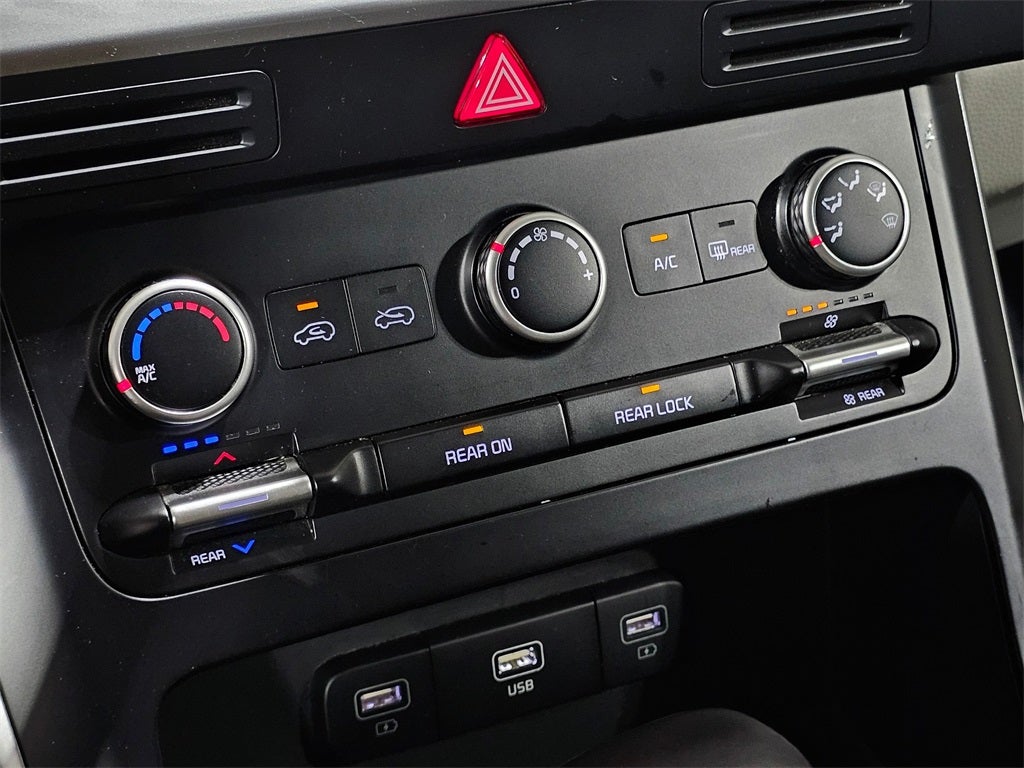 2024 Kia Carnival LX